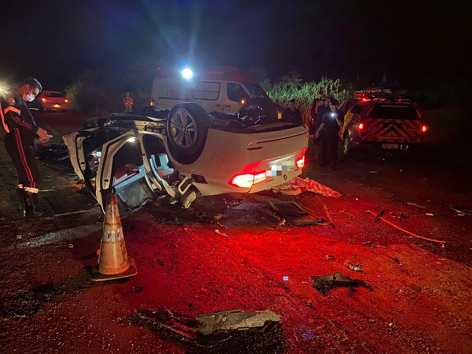 Três jovens morrem e uma quarta fica ferida após carro colidir na traseira de caminhão na BR-153