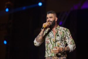 show Gusttavo Lima Cantor sertanejo receberia cachê de R$ 704 mil por show na Bahia. Prefeita chora com suspensão de show de Gusttavo Lima