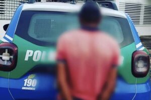 A PM prendeu um homem suspeito de importunar sexualmente uma adolescente de 16 anos, ao mostrar o órgão genital para ela, em Jaraguá. (Foto: Divulgação - PM)