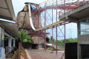 A principal hipótese da perícia até o momento é a de que o garoto tenha descido por um tubo que tinha apenas o início da estrutura montada. (Foto: Reprodução/Polícia Técnico-Científica)