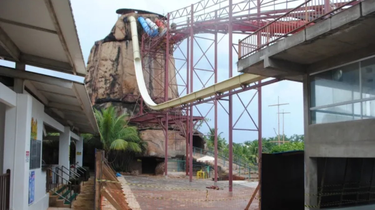 A principal hipótese da perícia até o momento é a de que o garoto tenha descido por um tubo que tinha apenas o início da estrutura montada. (Foto: Reprodução/Polícia Técnico-Científica)