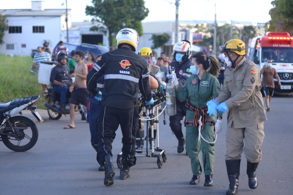 Motorista de kombi bate em árvore e fica em estado grave, em Aparecida (Foto: Jucimar de Sousa/Mais Goiás) 