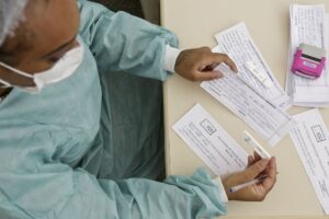 Brasil chega a 28,7 milhões de casos de covid-19 e 649,3 mil mortes