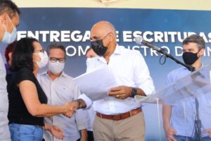 Rogério Cruz entrega escritura de moradias a 300 famílias, de 11 bairros de Goiânia (Foto: Prefeitura)