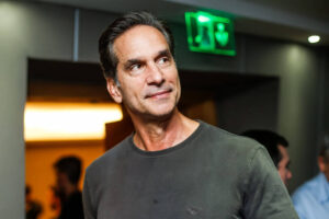 Ator compartilhou gravação e internautas elogiaram a boa forma física. Victor Fasano tira a sunga e mergulha nos Lençóis Maranhenses; vídeo