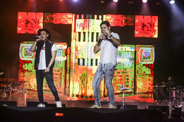 Os ex-BBB estavam no Carnaval das Artes, no Rio de Janeiro. Rafa Kalimann é vista em show do ex-marido Rodolffo; fotos