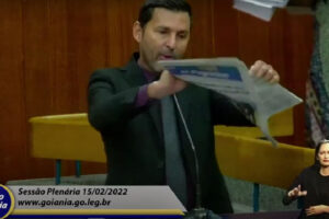 Vereador de Goiânia rasga jornal por causa de matéria sobre mortes por policiais