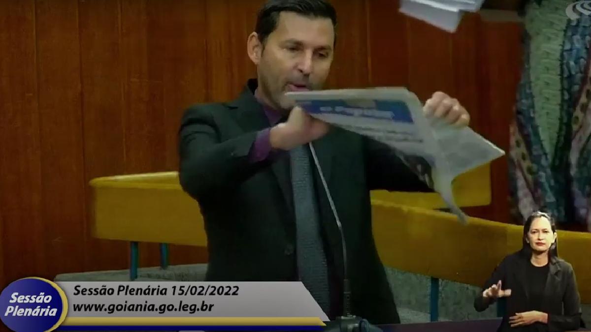 Vereador de Goiânia rasga jornal por causa de matéria sobre mortes por policiais