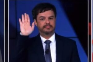 "Tô igual Sócrates, só sei que nada sei", disse o ex-BBB. Adrilles Jorge é recontratado pela Jovem Pan 40 dias após demissão por gesto