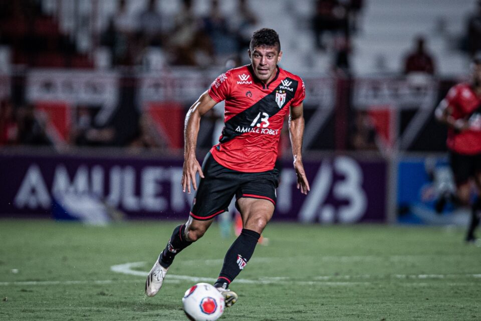 Edson em ação contra a Aparecidense