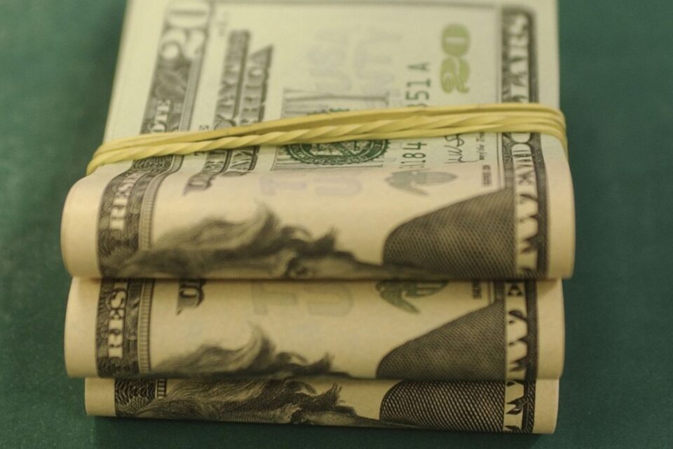 Dólar cai mais uma vez e é vendido a R$ 5,052