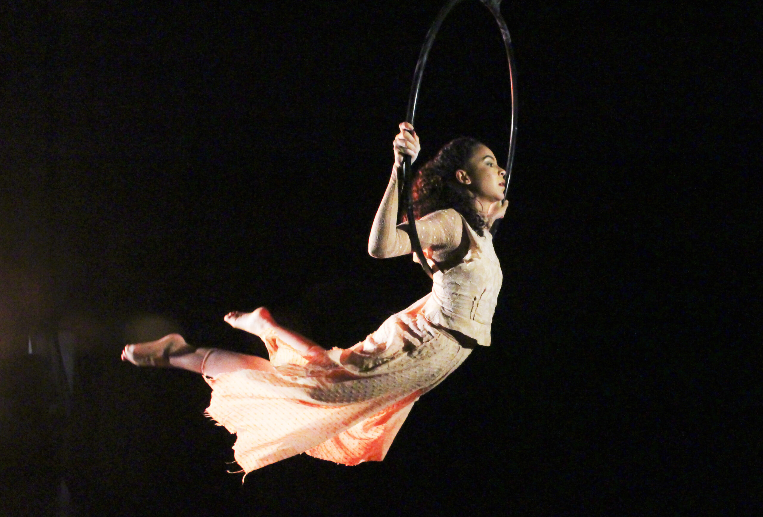 Cena de "Atravessar-se", que será exibido ao longo da programação especial da Cia Catavento Goiânia