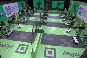 Larissa não participa por ter quebrado um dedo do pé na última festa. BBB 22: Prova do Líder é de resistência; saiba detalhes