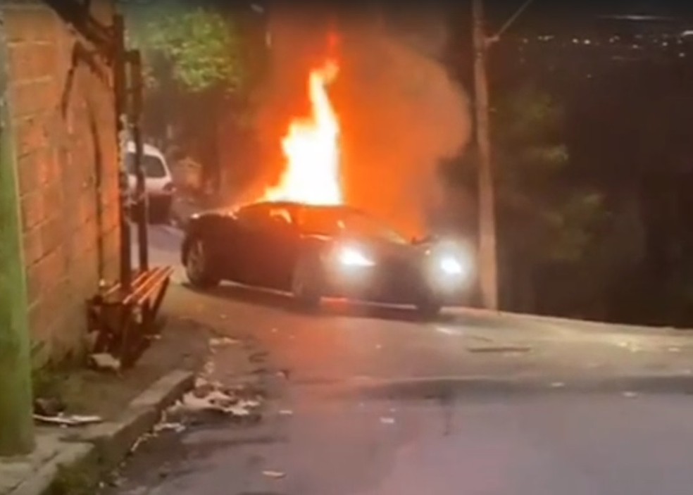 Ferrari pega fogo e explode em favela de Belo Horizonte