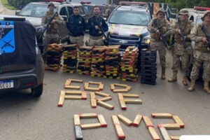 A Polícia Militar (PM) prendeu um homem suspeito de traficar 300 quilos de maconha, nesta quinta-feira (8). Segundo os militares, a droga estava escondida dentro do carro que ele dirigia, na cidade de Abadia de Goiás, na região Metropolitana de Goiânia. O carregamento está avaliado em R$ 650 mil.