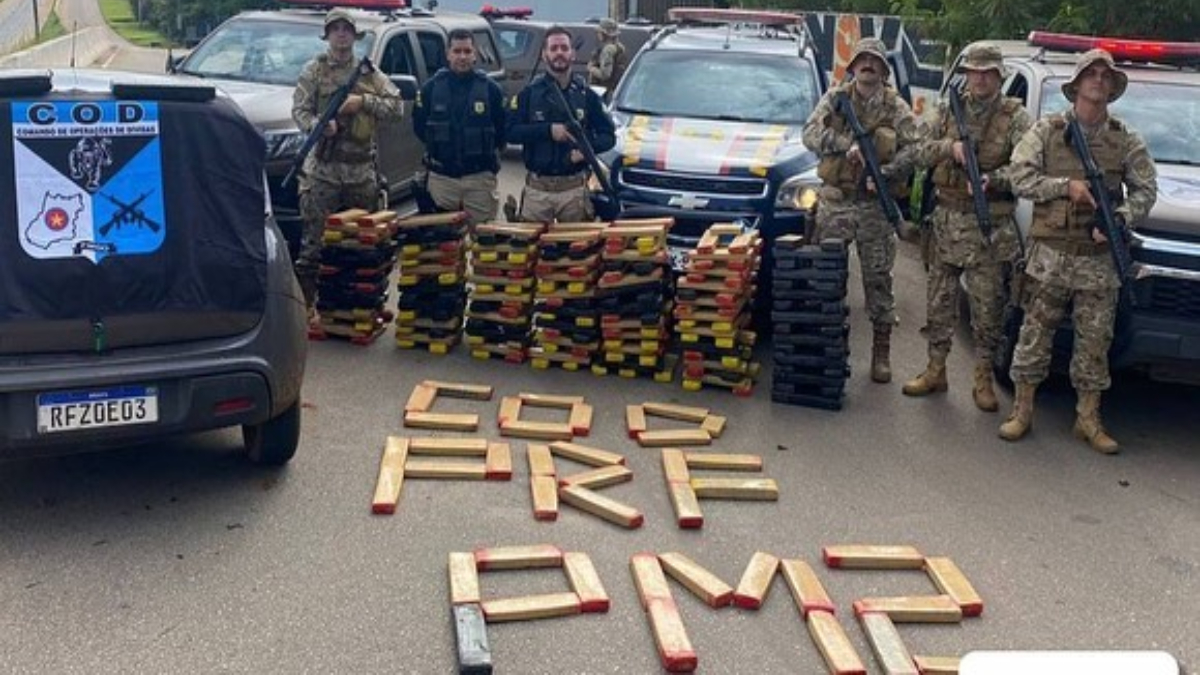 A Polícia Militar (PM) prendeu um homem suspeito de traficar 300 quilos de maconha, nesta quinta-feira (8). Segundo os militares, a droga estava escondida dentro do carro que ele dirigia, na cidade de Abadia de Goiás, na região Metropolitana de Goiânia. O carregamento está avaliado em R$ 650 mil.