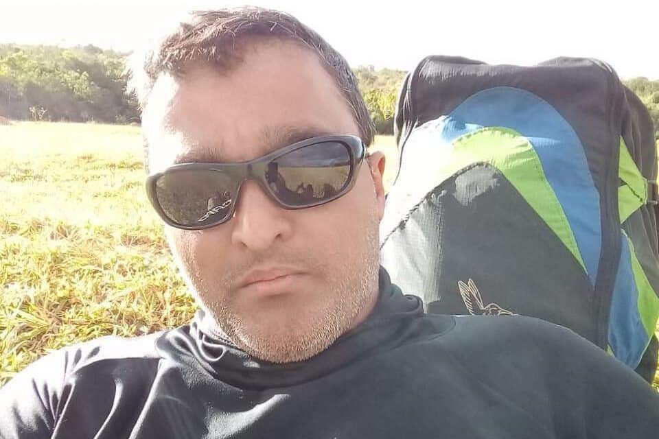 Piloto de parapente de Catalão (GO) morre durante voo em evento de Minas Gerais. (Foto: reprodução/redes sociais)