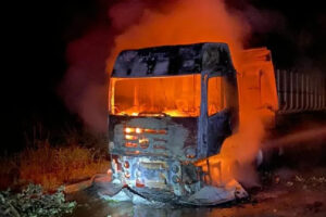 Carreta com 30 toneladas de soja pega fogo na BR-414