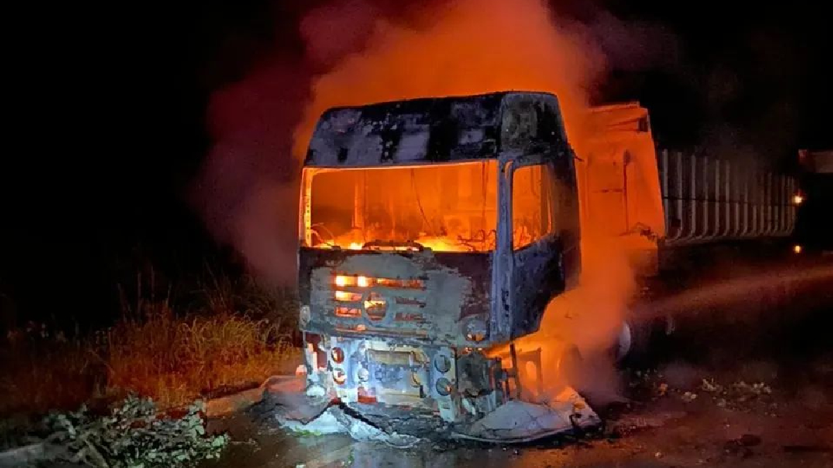 Carreta com 30 toneladas de soja pega fogo na BR-414