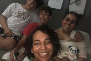 Após receber alta hospitalar, estudante apresenta evolução e se mostra feliz com família. (Foto: Arquivo Pessoal)