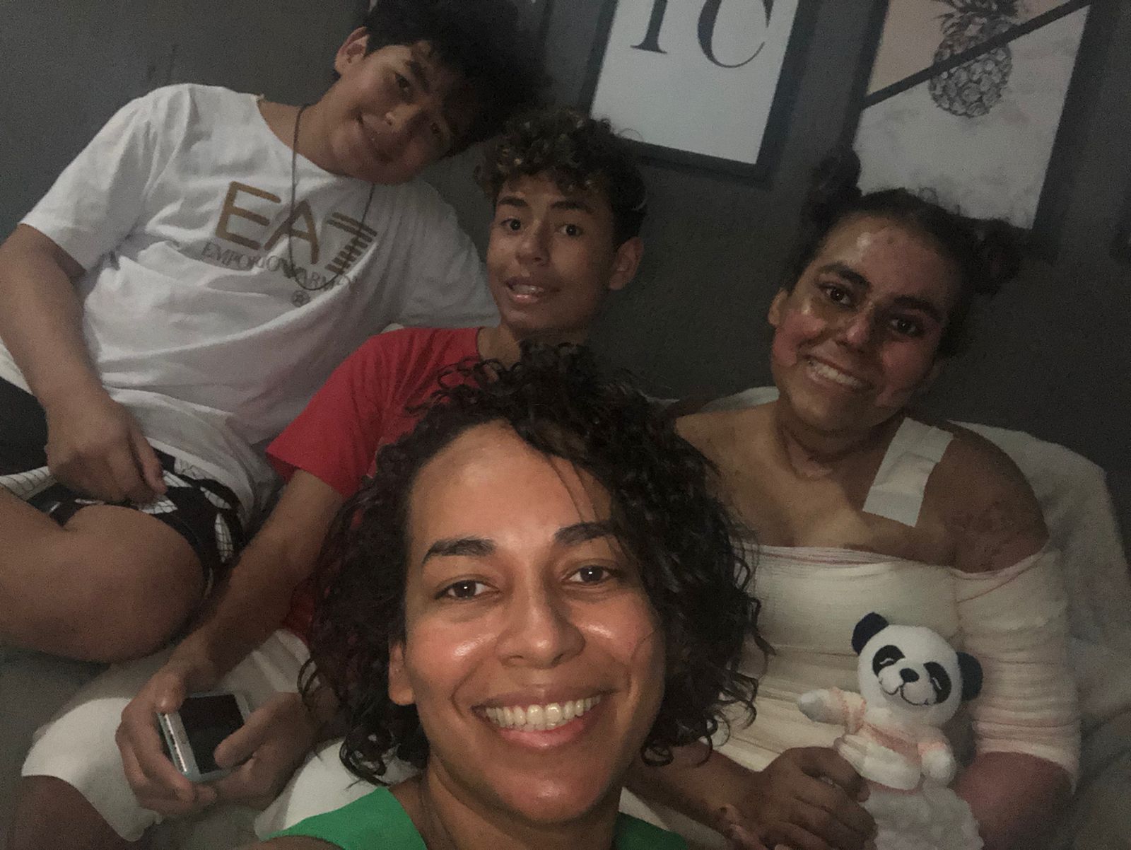 Após receber alta hospitalar, estudante apresenta evolução e se mostra feliz com família. (Foto: Arquivo Pessoal)