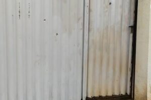 Jovem pega arma do pai e atira contra a casa da madrasta em Goiânia