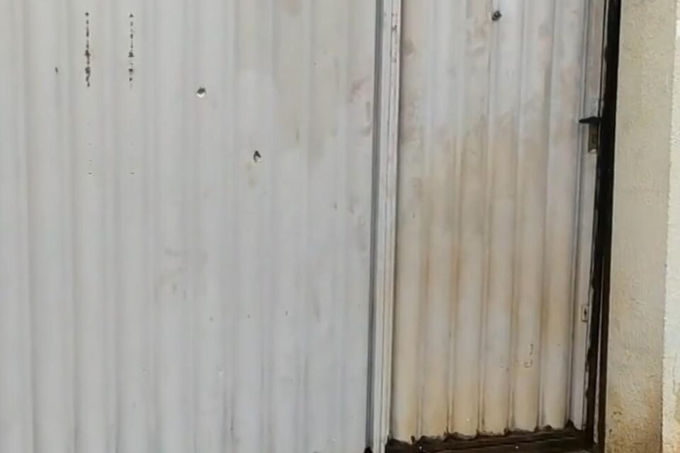 Jovem pega arma do pai e atira contra a casa da madrasta em Goiânia