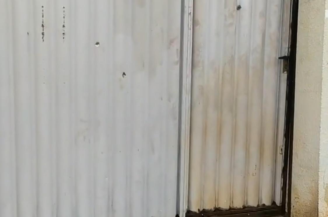 Jovem pega arma do pai e atira contra a casa da madrasta em Goiânia