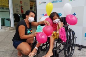 Menina de 5 anos recebe alta após internação por Covid-19 e H3N2 em Aparecida