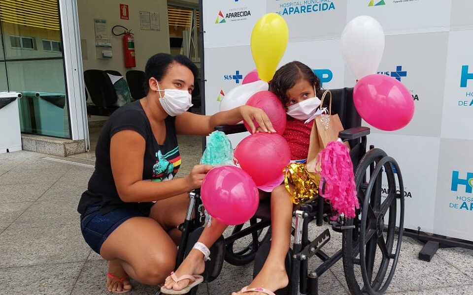 Menina de 5 anos recebe alta após internação por Covid-19 e H3N2 em Aparecida