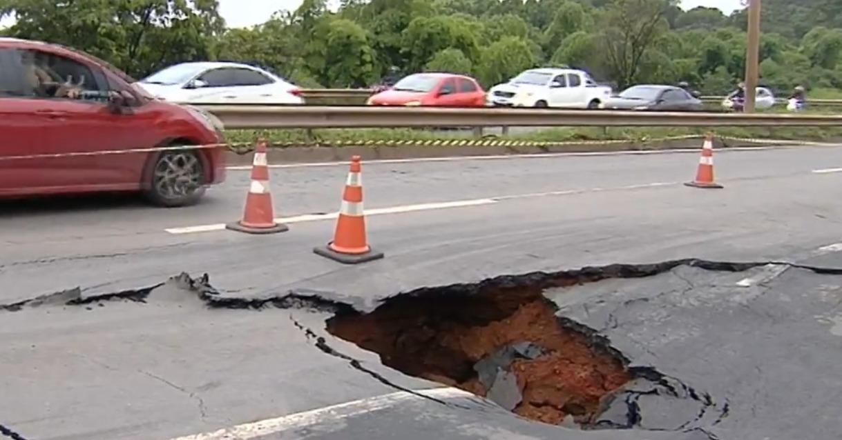 Cratera que se formou após ocorrência de fortes chuvas na BR-153, problema originou o desvio no local(Foto: Reprodução – TVAnhanguera)
