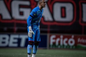 Goleiro Renan, atuando pelo Atlético Goianiense