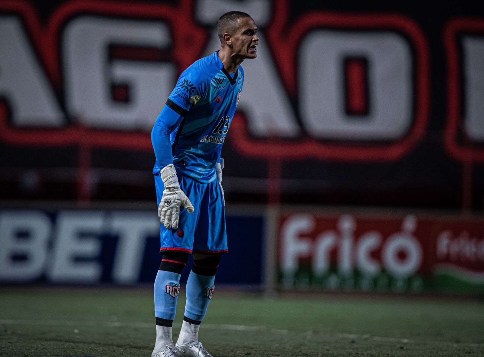 Goleiro Renan, atuando pelo Atlético Goianiense