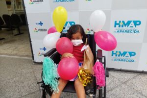 Uma criança, de 5 anos, recebeu alta após ficar 21 dias internada no Hospital Municipal de Aparecida (HMAP) com Covid-19 e H3N2. (Foto: divulgação/HMAP)