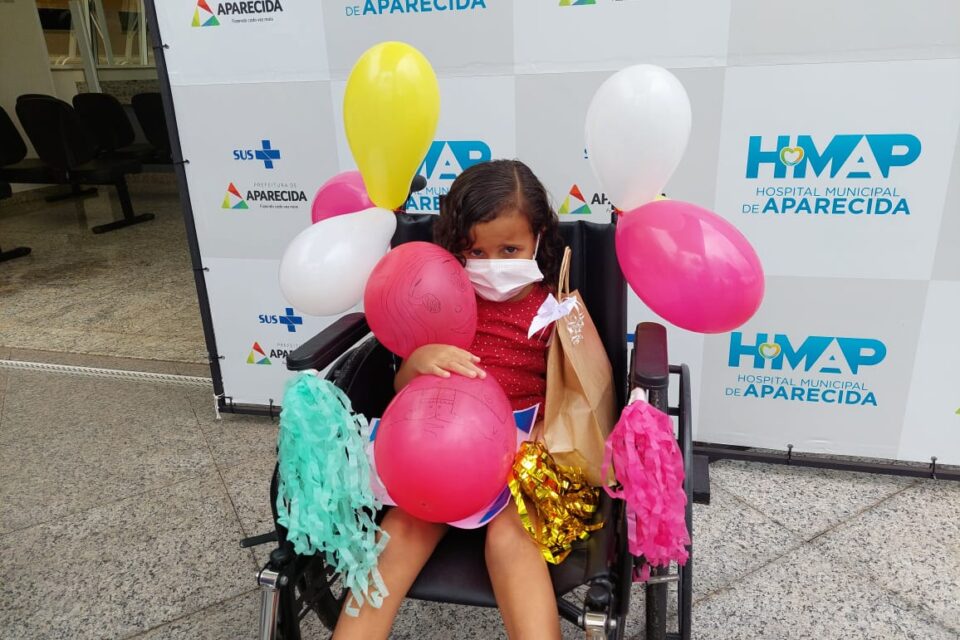 Uma criança, de 5 anos, recebeu alta após ficar 21 dias internada no Hospital Municipal de Aparecida (HMAP) com Covid-19 e H3N2. (Foto: divulgação/HMAP)