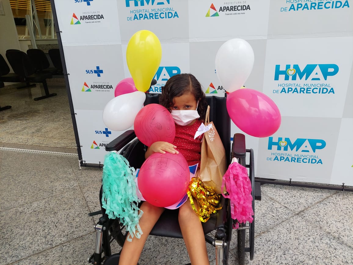 Uma criança, de 5 anos, recebeu alta após ficar 21 dias internada no Hospital Municipal de Aparecida (HMAP) com Covid-19 e H3N2. (Foto: divulgação/HMAP)