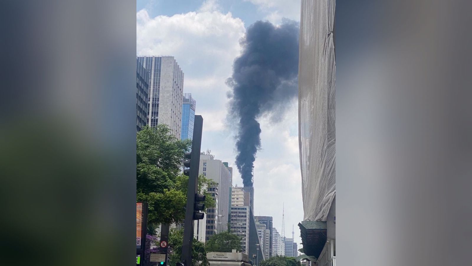 Incêndio atinge prédio comercial na avenida Paulista, em São Paulo