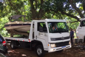 Prefeitura apreende lancha abandonada em área pública