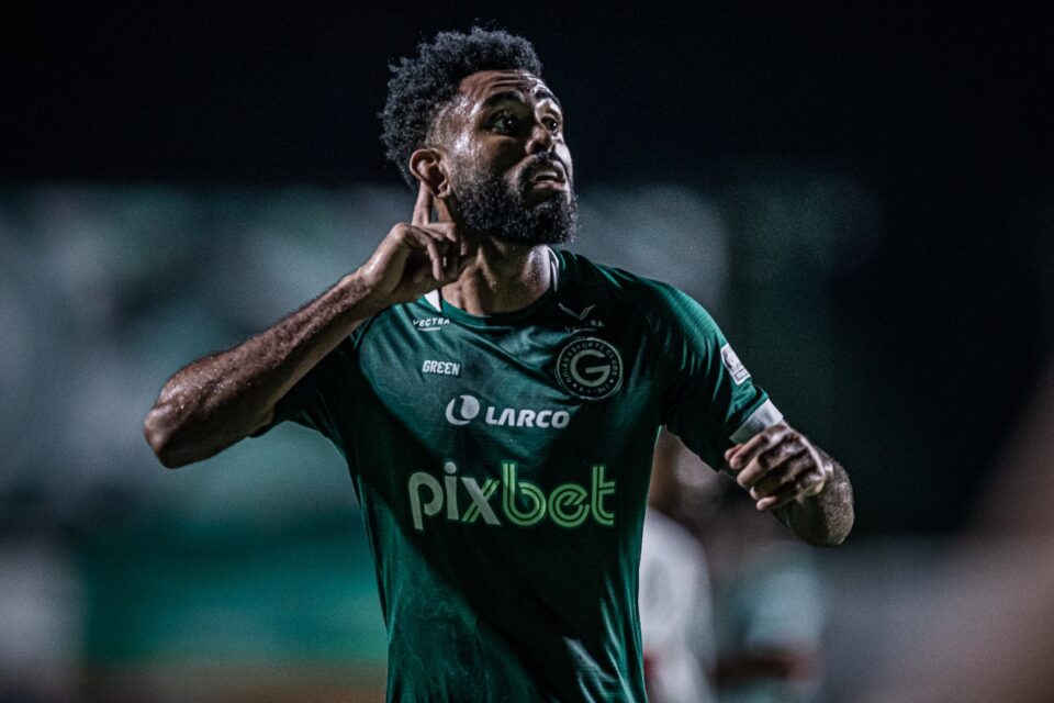 Caio Vinicius comemorando gol contra o Morrinhos
