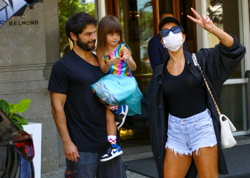 Sabrina Sato, Duda Nagle e Zoe são vistos saindo de hotel luxuoso no Rio