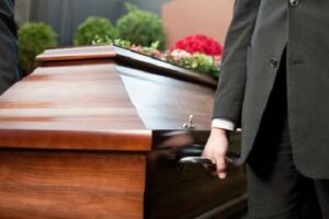 Campanha dividiu opiniões nas redes sociais. Funerária russa na Rússia usa modelos de lingerie posando entre caixões; vídeo