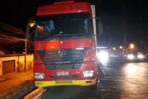 Adolescente foi atropelado por caminhão ao tentar travessia fora da passarela