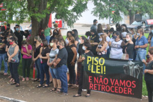 Professores de Goianira fazem paralisação por piso nacional