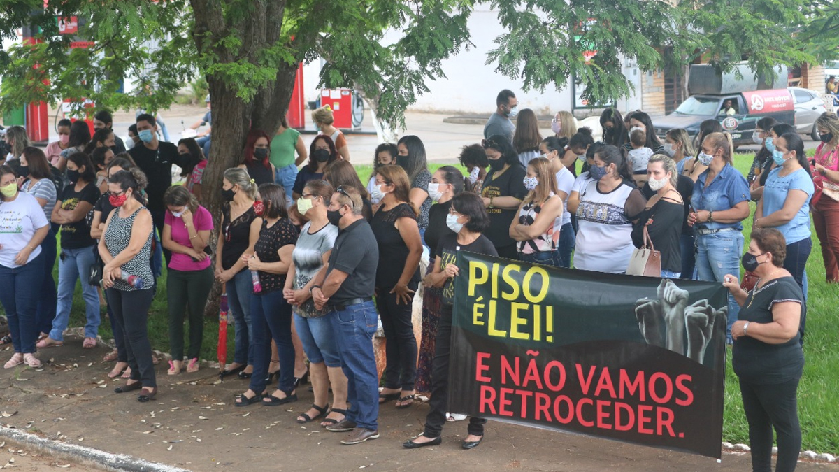 Professores de Goianira fazem paralisação por piso nacional