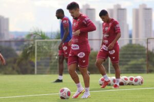 Arthur Rezende em treino pelo Vila Nova