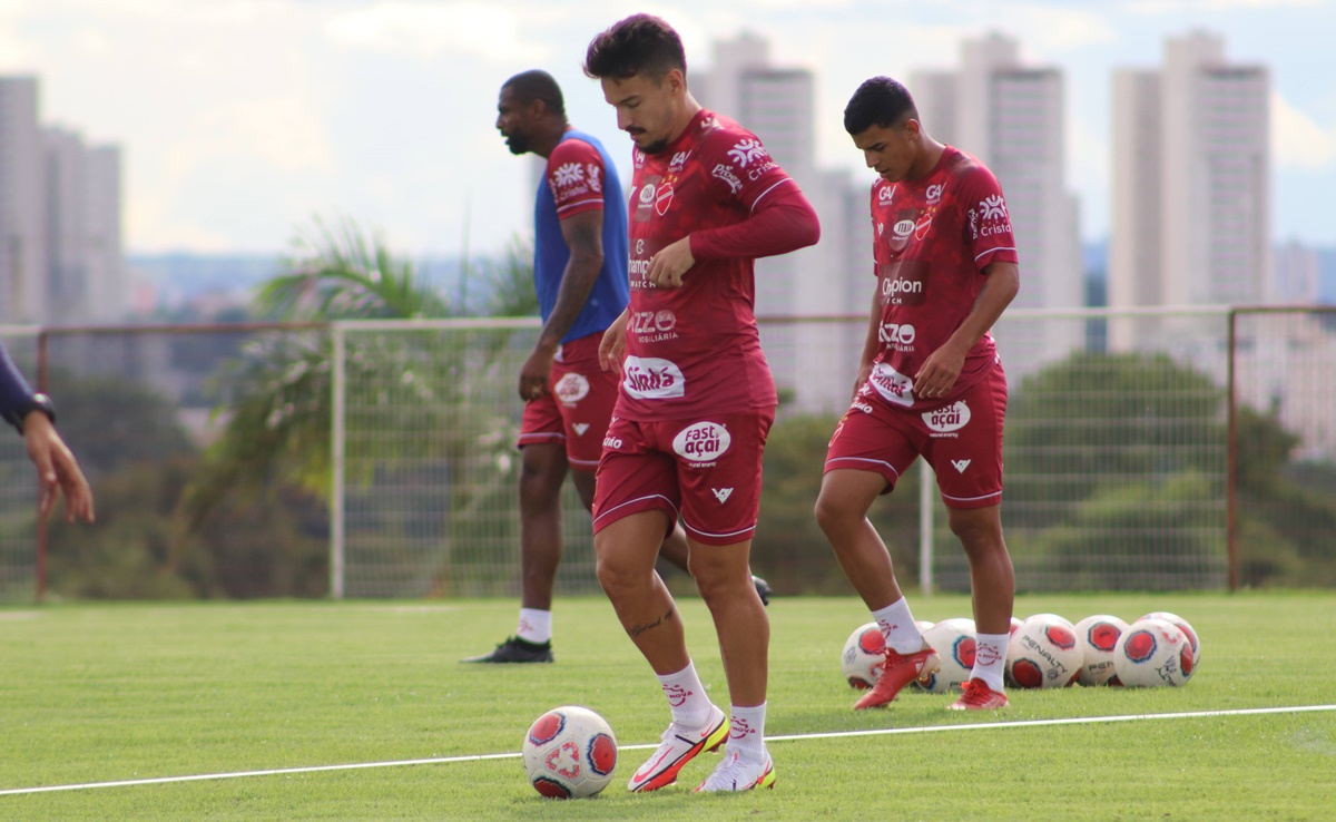 Arthur Rezende em treino pelo Vila Nova