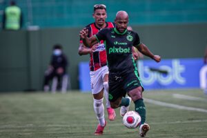 Fellipe Bastos sendo marcado por Erick Bahia