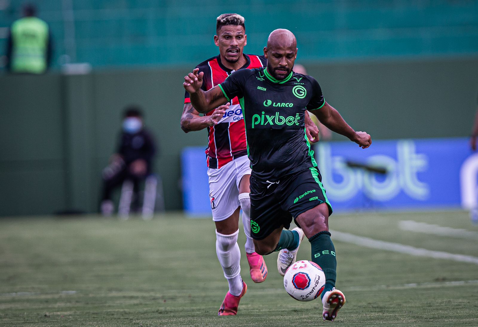 Fellipe Bastos sendo marcado por Erick Bahia