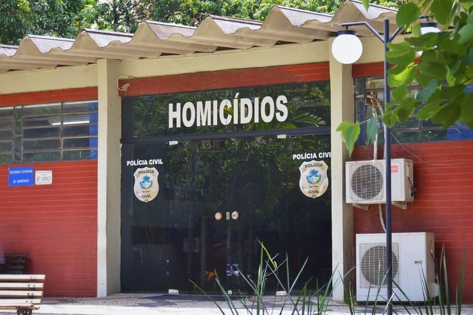 Homem é encontrado morto a facadas em frente ao condomínio onde morava em Goiânia