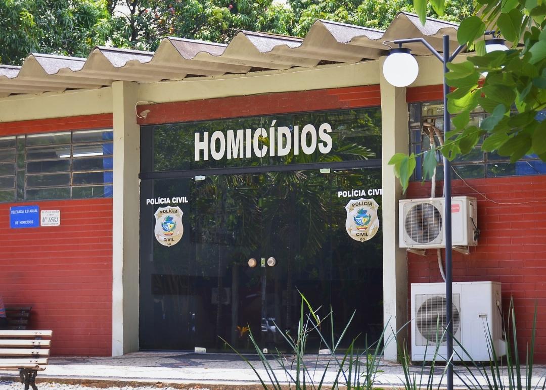 Homem é encontrado morto a facadas em frente ao condomínio onde morava em Goiânia